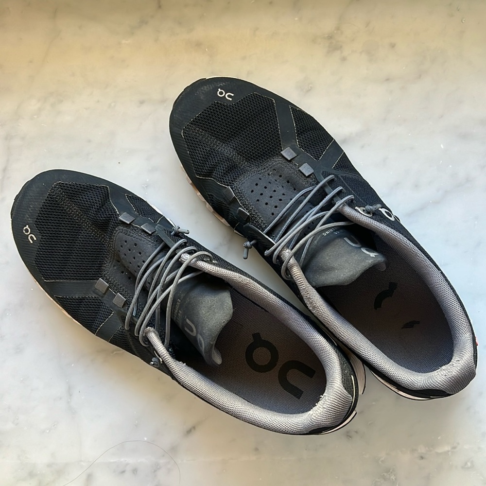 Black on cloud tennis shoes
